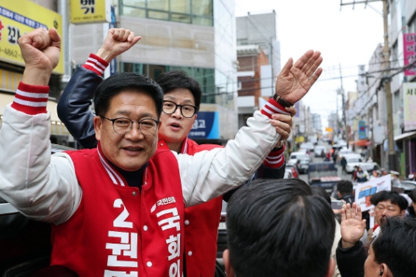 동서발전 태양광 드라이브 건 국힘 의원 지낸 권명호, "잘 적응하는 종이 살아 남는다" 지론 