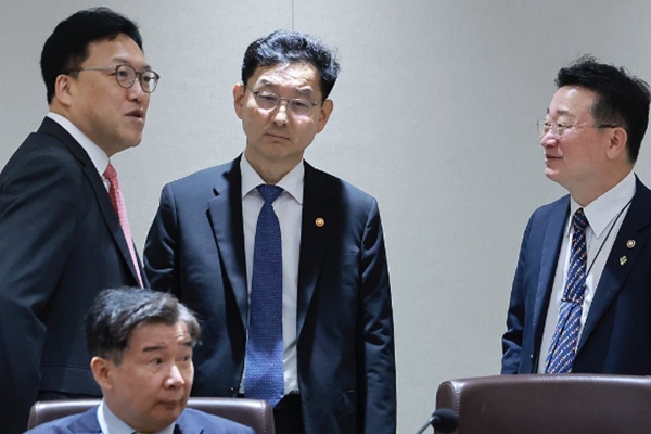 윤석열이 임명한 금융위원장 김병환, 이재명 정부와 손발 척척 맞추는 '관료적 소신'