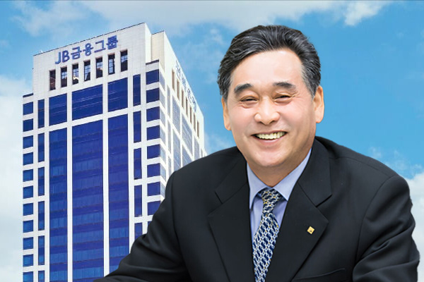 JB금융지주 전문경영인 회장 9년 김기홍 비결은 순이익과 주가, 사업 다각화는 아쉬워***