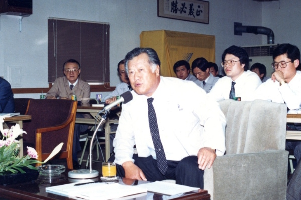 동국제강 가마니 장사에서 국내 3대 철강회사로, 장경호 장경태 장세주 장세욱 가족과 혼맥