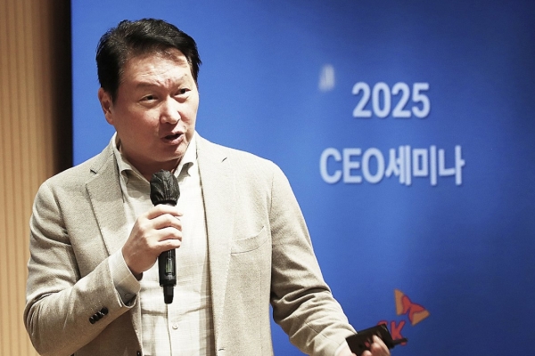 SK의 AI 전환 성공조건 강조한 최태원 "회사 운영 개선과 도메인 지식 없으면 필패" 