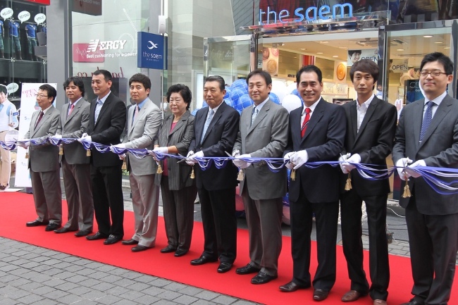 한국화장품 '두 집안 경영' 복잡한 지분구조는 분쟁 불씨, 오너2세 임충헌·김숙자 승계도 미완성