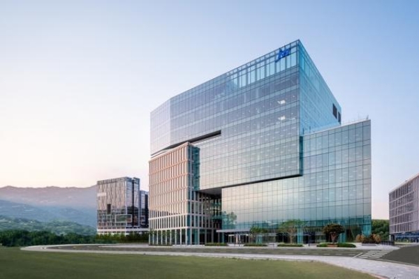 '아직은 20대' JW중외제약 오너 4세 이기환의 눈에 띄는 행보 : 지주사 지분율 높이더니 올해 임원 승진